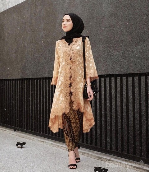 5 Cara Memilih Bawahan Yang Tepat Untuk Baju Kebaya Warna Emas