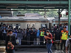 Kepala Daerah Tanggapi Jokowi Minta Bansos Siap Bila Ingin KRL Disetop