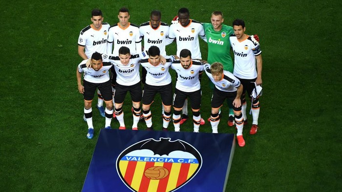 VALENCIA, SPAIN - MARCH 10: (FREE FOR EDITORIAL USE)  In this handout image provided by UEFA, Valencia team pose for a photo ahead of the UEFA Champions League round of 16 second leg match between Valencia CF and Atalanta at Estadio Mestalla on March 10, 2020 in Valencia, Spain. (Photo by UEFA - Handout via Getty Images)
