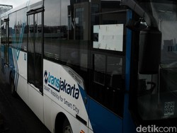 Penumpang TransJ Meninggal Mendadak, Halte Slipi Petamburan Disemprot Disinfektan