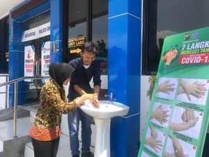 Urus SIM/STNK di Gresik, Harus Tes Suhu Tubuh dan Cuci Tangan Dulu