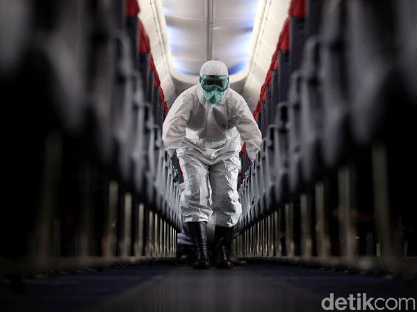 Ketika Pesawat juga Mandi Disinfektan