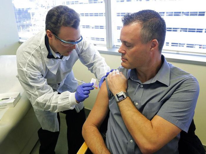 AS mulai melakukan uji coba vaksin virus Corona pada manusia. Dibutuhkan waktu hingga beberapa bulan ke depan hingga vaksin itu dapat tersedia untuk umum.