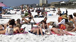 Ya Ampun! Ada Imbauan Social Distancing, Pantai Miami Masih Ramai Traveler