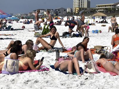 Ya Ampun! Ada Imbauan Social Distancing, Pantai Miami Masih Ramai Traveler