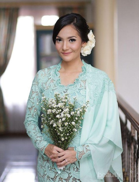 5 Ide Kebaya  Warna Hijau  Kombinasi Cantik di Hari Pertunangan