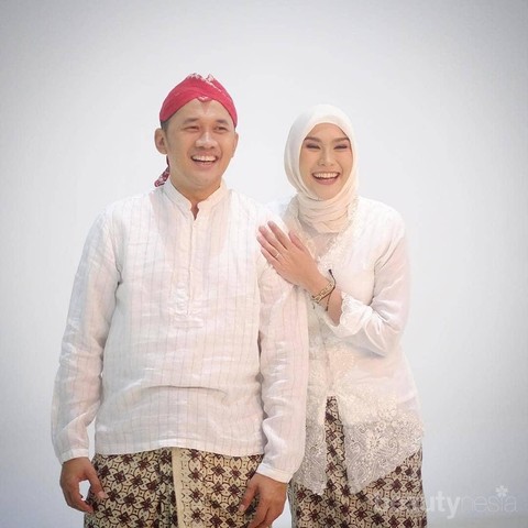 5 Inspirasi Model Batik Couple untuk Kondangan Bareng Pasangan, Serasi