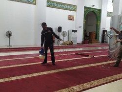Cegah Corona, Masjid Raya Achmad Yani Manado Disemprot Disinfektan