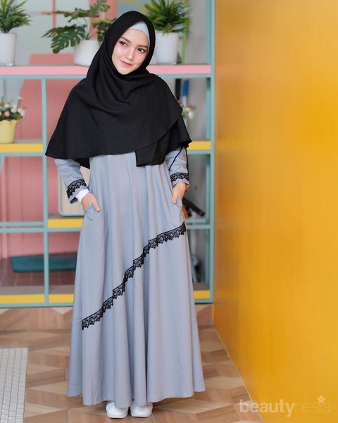 Tampil Manis Di Berbagai Acara Dengan Gamis Abu Abu Yang Stylish