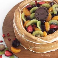 Cake vanilla lembut diselimuti irisan almond crunchy, dengan potongan  buah-buahan segar berlimpah di atasnya! Cake lovers bisa tebak nama… |  Instagram