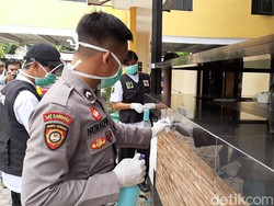 Ruang SPKT dan SKCK Probolinggo Kota Disemprot Disinfektan