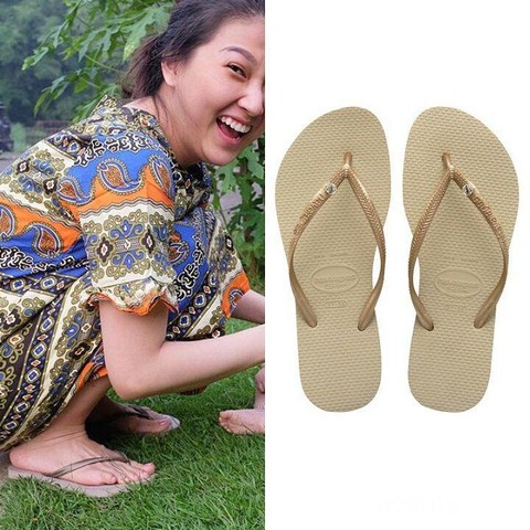 FOTO: 6 Seleb Ini Pakai Sandal Dengan Harga Sampai Puluhan Juta