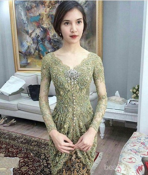 5 Ide Kebaya Warna Hijau Kombinasi Cantik di Hari Pertunangan