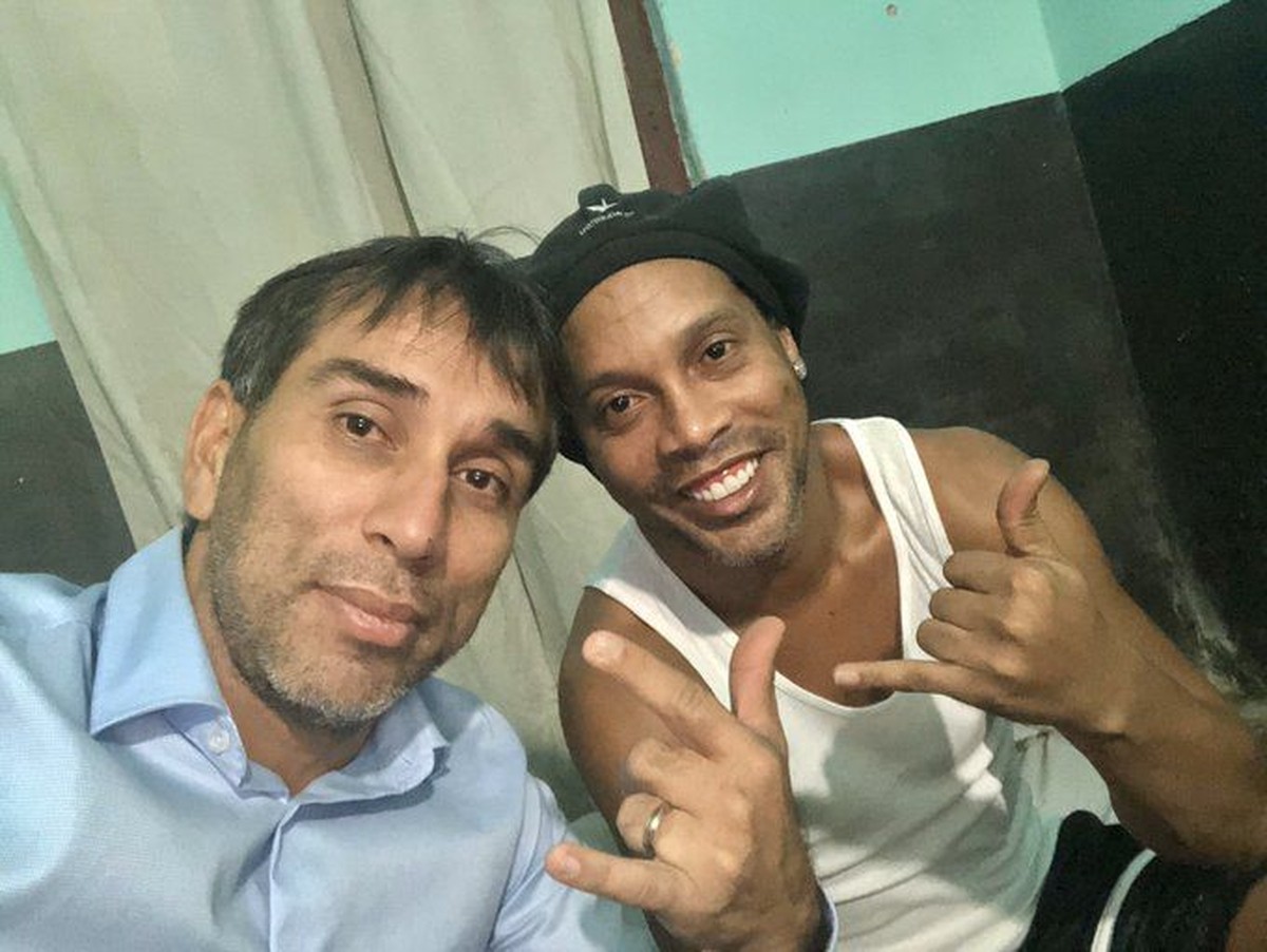 Ronaldinho Sedih di Penjara (Twitter/@pipinocuevas23)