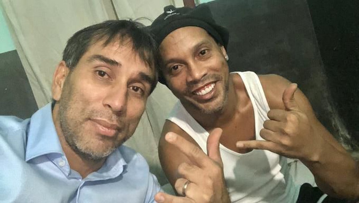 Ronaldinho kini tak bisa lagi menerima kunjungan tamu di penjara (Foto: Twitter/@pipinocuevas23)