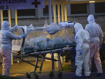 Petugas Medis di Italia Bahu Membahu Merawat Pasien Corona