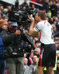 Sepakbola Hari Ini: Selebrasi Gerrard Cium Kamera