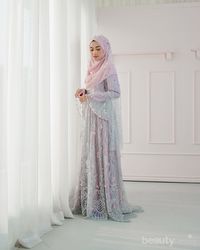 5 Inspirasi Gaun Dan Kebaya Dengan Hijab Menutup Dada Untuk Tampil Syar ...