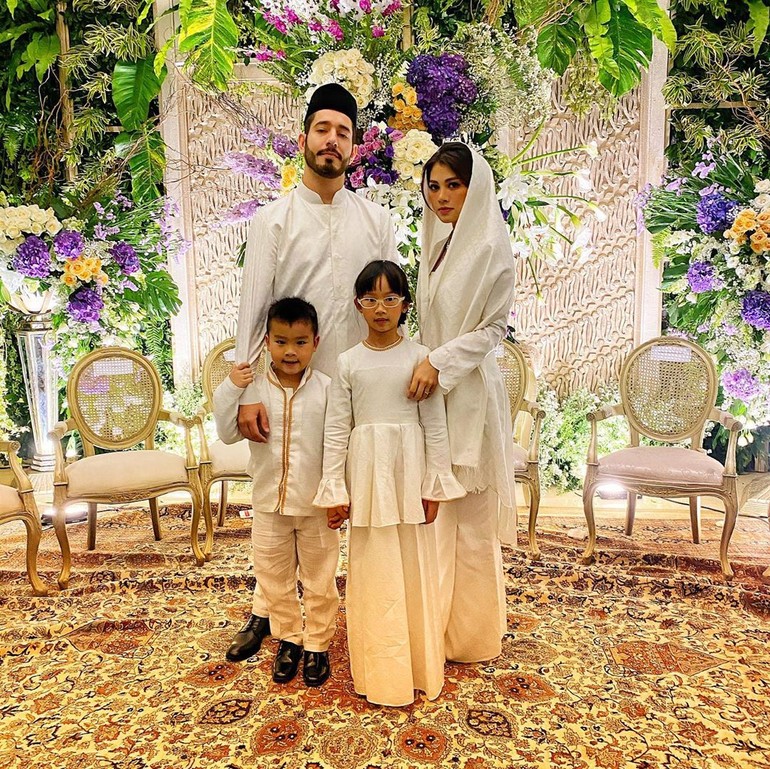 Pernikahan ini adalah yang kedua bagi Adinda. Pernikahan pertama Adinda terjadi pada 2008 dengan pengusaha asal Singapura, Seng Hoo Ong. Meski tak langgeng, mereka dikaruniainya dua buah hati. Kedua anak Adinda turut menghadiri acara pernikahan tersebut. (Foto: Instagram/@adindabakrie)