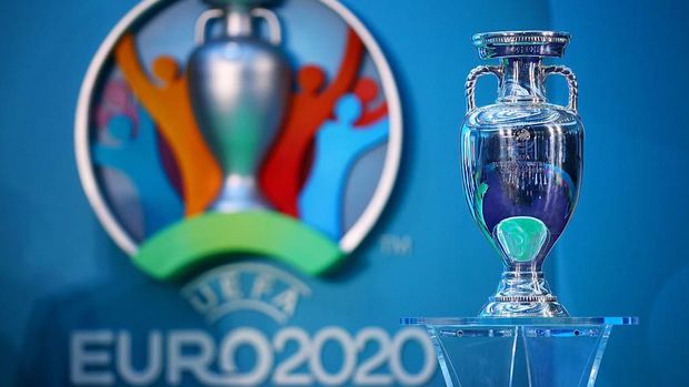 LONDON, ENGLAND - SEPTEMBER 21:  The UEFA European Championship trophy is displayed next to the logo for the UEFA EURO 2020 tournament during the UEFA EURO 2020 launch event for London at City Hall on September 21, 2016 in London, England.  (Photo by Dan Istitene/Getty Images)