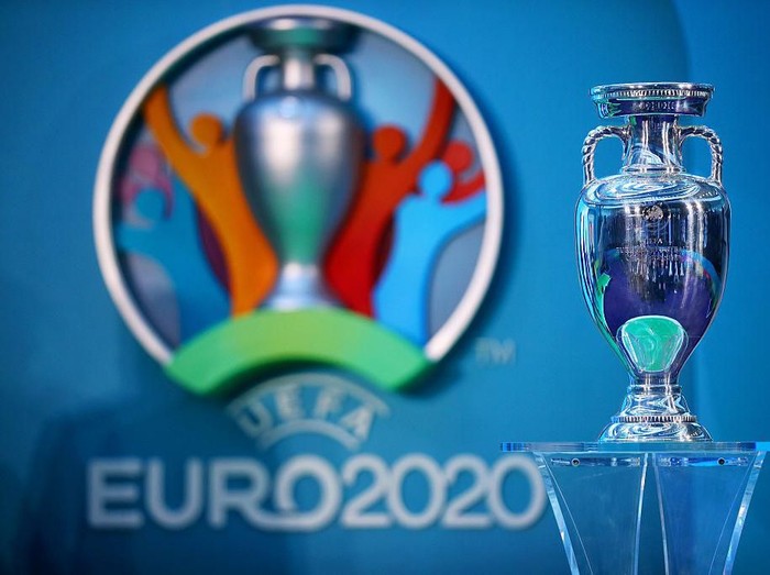LONDON, ENGLAND - SEPTEMBER 21:  The UEFA European Championship trophy is displayed next to the logo for the UEFA EURO 2020 tournament during the UEFA EURO 2020 launch event for London at City Hall on September 21, 2016 in London, England.  (Photo by Dan Istitene/Getty Images)