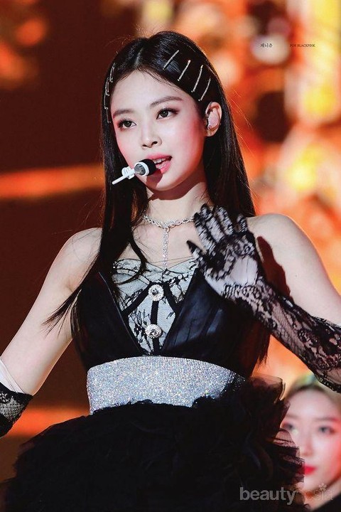 Intip Gaya  ala Jennie  Blackpink  dengan Jepitan Rambut  