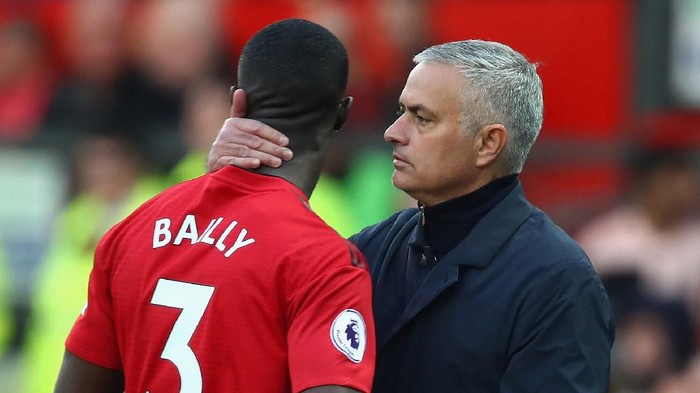Manchester United v Newcastle United - Premier League
MANCHESTER, ENGLAND - OCTOBER 06: Jose Mourinho, Manager of Manchester United with Eric Bailly after taking him off in the first half during the Premier League match between Manchester United and Newcastle United at Old Trafford on October 6, 2018 in Manchester, United Kingdom. (Photo by Clive Brunskill/Getty Images)