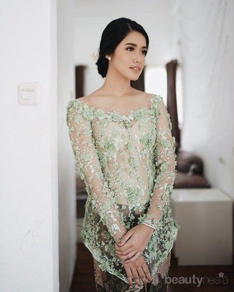 5 Ide Kebaya Warna Hijau Kombinasi Cantik Di Hari Pertunangan 