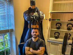 Pemain Arsenal Tunjukkan Otot Seperti Batman