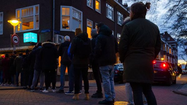 Potret Warga Belanda Antre Beli Ganja Sesaat Sebelum Lockdown