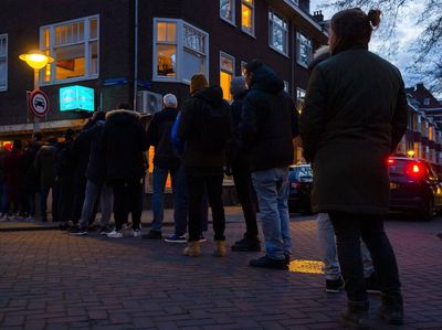 Potret Warga Belanda Antre Beli Ganja Sesaat Sebelum Lockdown