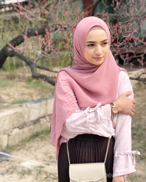 Baru Hijab Fashion Pinned By Muskazjahan Fashion Hijab Hijabfashion Muskazjahan Model Pakaian Hijab Gaya Model Pakaian Model Pakaian