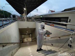 2 Petugas Berbaju Astronot Semprotkan Disinfektan di Stasiun Cirebon