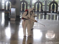 Masjid Al Akbar Surabaya Disemprot Disinfektan Cegah Penyebaran Corona
