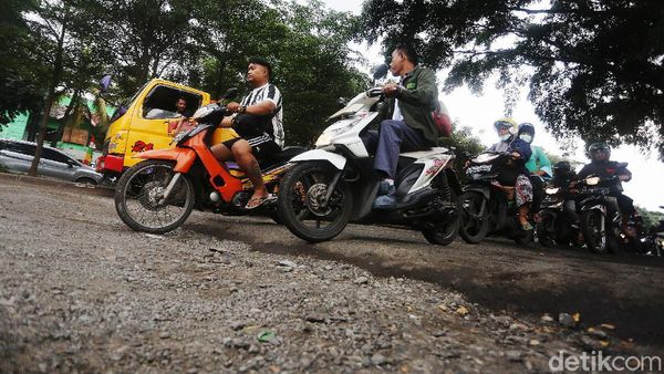 Hati-hati! Jalan I Gusti Ngurah Rai Bekasi Rusak