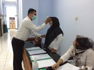 Cegah Corona, PNS Ciamis Dicek Suhu Tubuh Sebelum Rapat Kerja Cegah Corona, PNS Ciamis Dicek Suhu Tubuh Sebelum Rapat Kerja