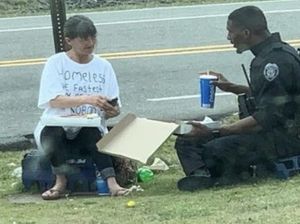 5 Aksi Kebaikan Ajak Tunawisma Makan Bareng yang Wajib Dicontoh 5 Aksi Kebaikan Ajak Tunawisma Makan Bareng yang Wajib Dicontoh