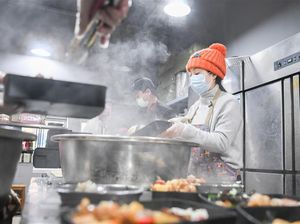 Mulia! Aksi Berbagi Makanan Gratis di Berbagai Negara Imbas Virus Corona