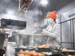 Mulia! Aksi Berbagi Makanan Gratis di Berbagai Negara Imbas Virus Corona