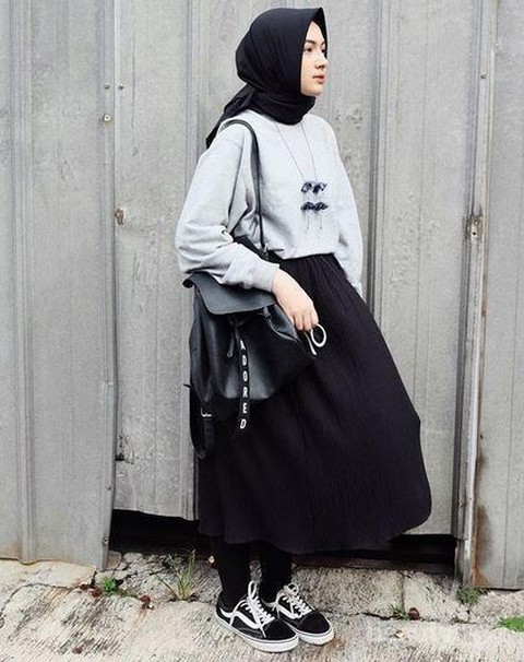 OOTD Hijabers dengan Sweater Kekinian yang Stylish, Pas ...