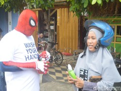 Lawan Corona, Spider-Man Parepare Bagi-bagi Hand Sanitizer