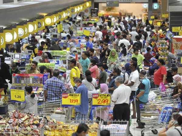 Potret Warga Malaysia Serbu Pusat Perbelanjaan