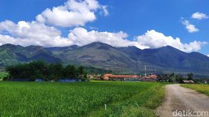 Indahnya Gunung Guntur Garut Pagi Ini