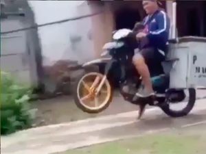 Banyak Gaya, Abang Bakso Wheelie Langsung Ambyar
