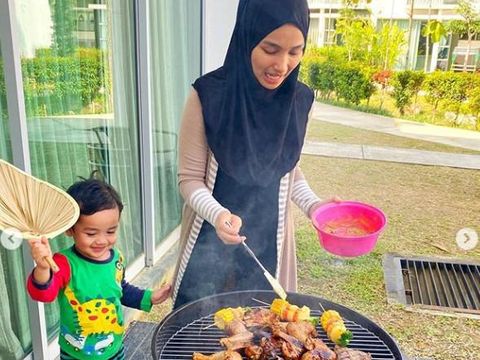 Malaysia Lockdown, Tya Arifin Sibuk Masak dan Urus Bisnis dari Rumah