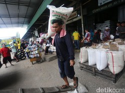 Viral Video Pak Haji di Solo Bagi-bagi Beras dan Uang Saat Pandemi Corona