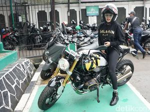 Datang ke Pengadilan, Nikita Mirzani Kendarai Moge