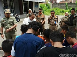 Petugas Jemur Sekelompok Pemuda yang Masih Nekat Bergerombol