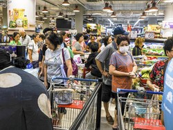 Gegara Lockdown, Warga Malaysia Borong Barang di Supermarket