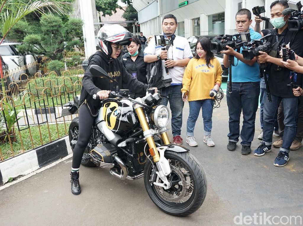 Bikers Banget, Nikita Mirzani Naik Moge dan Pakai Helm Puluhan Juta ke Pengadilan